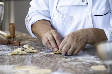 AVVISO PUBBLICO PER LA SELEZIONE DI OPERATORI DELLA RISTORAZIONE PER L'INIZIATIVA "LABORATORIO GASTRONOMICO - PRANZI E CENE ITINERANTI A KM ZERO IN VALLE TROMPIA E VALLE SABBIA" 2025
